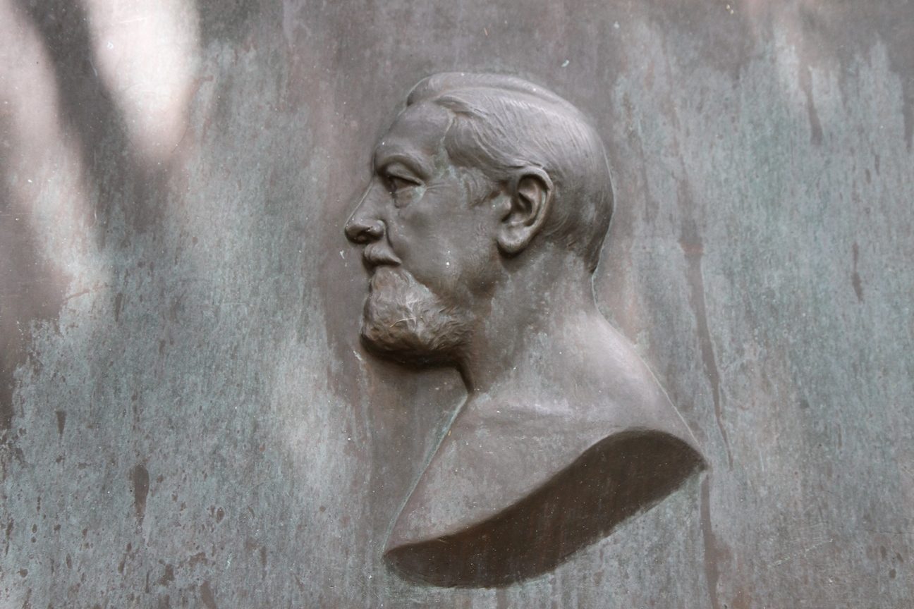 Ernst von Leyden's memorial tablet, Pontresina - 03.JPG